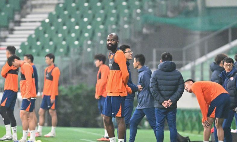 海牛头牌5年换11队没谁了!恩加摊上这么个老乡,李霄鹏苦口婆心