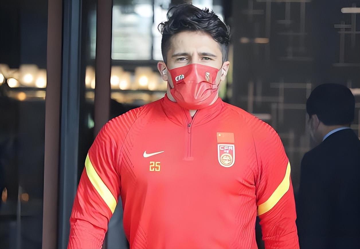 意外!他是申花足校培养的唯一国脚中锋,如今却成上港功勋射手