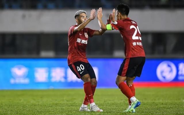 以少打多+补时绝平的剧本，这次轮到亚泰主演