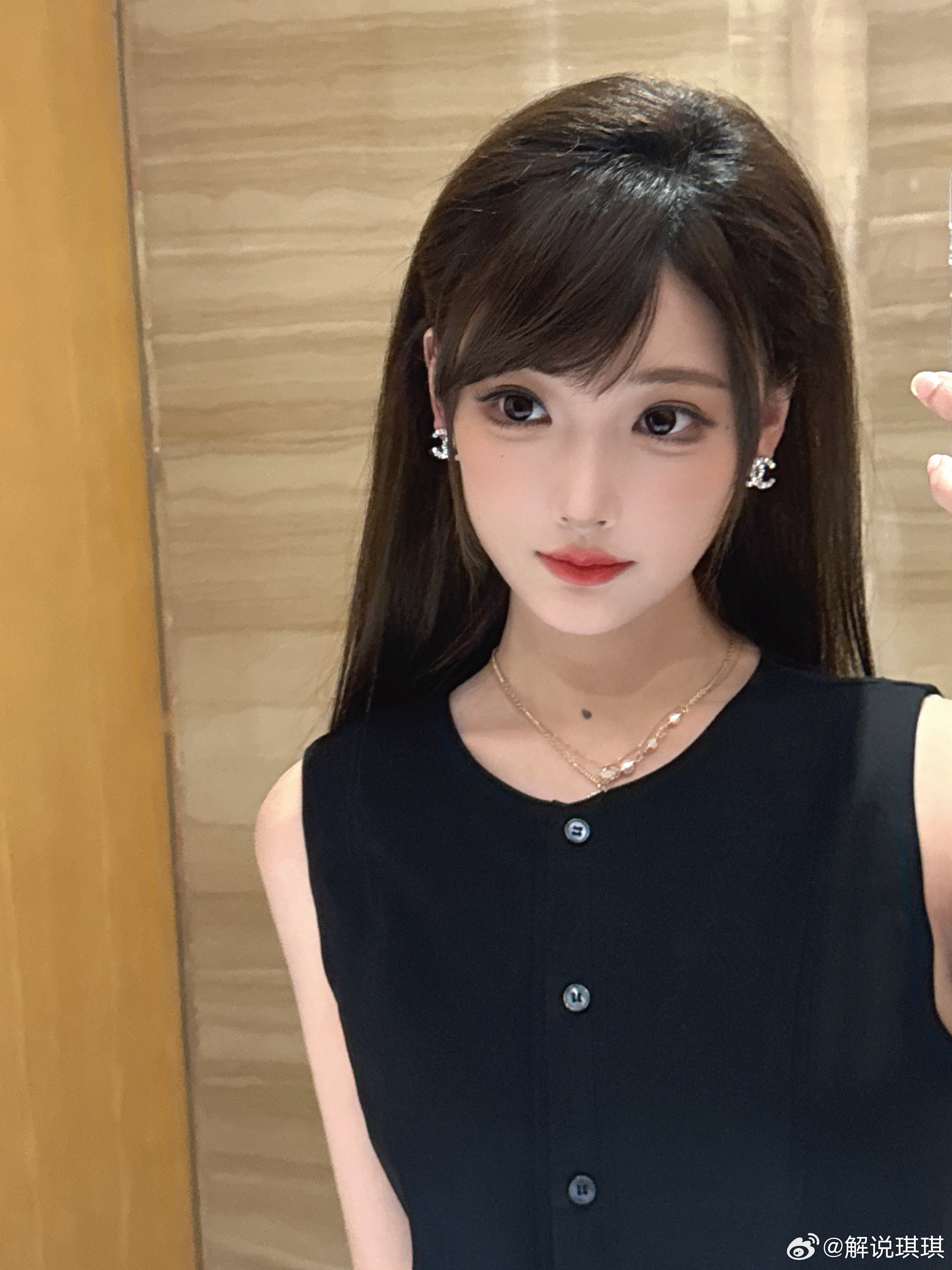 解说琪琪晒照：在解说席尝试了新的妆