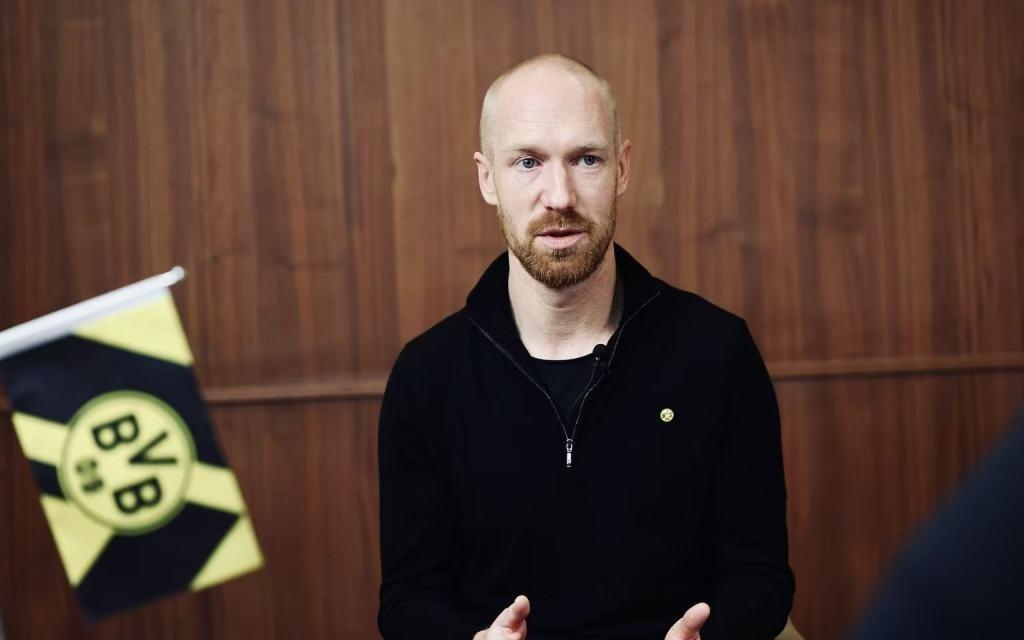 这一次以足球之名造访上海,波尔和樊振东火锅话友情