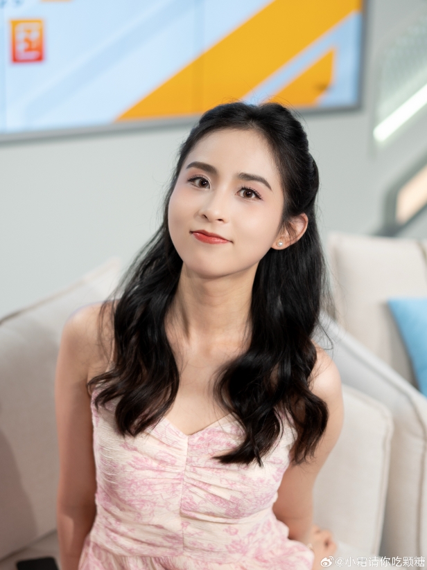 OWL解说小霜晒照：三套小卡五分钟直出季后赛再上班啦
