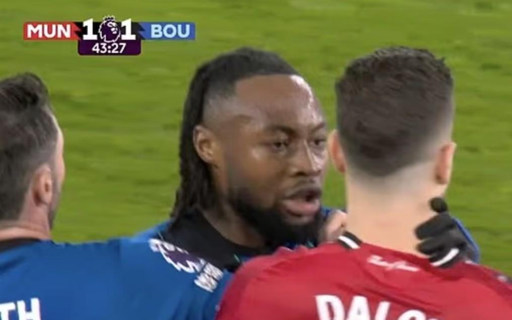 塞門約鎖喉達洛特沒被罰下，曼聯球迷：要是卡塞米羅肯定染紅