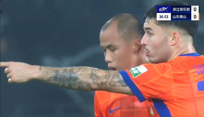 泰山中锋瞎跑中卫频频递刀明年不换没个好!扶正韩鹏打青春风暴