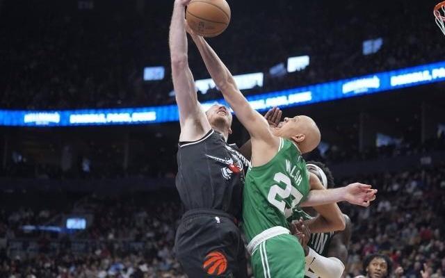 从冷板凳到防守大闸！新星崛起引爆绿军12战10胜