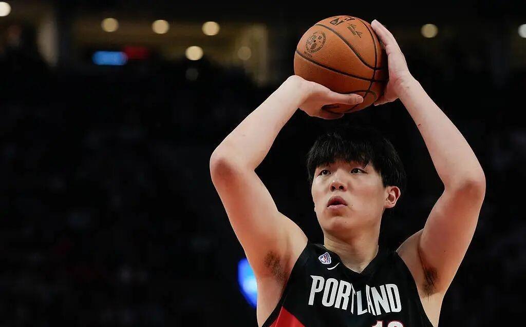 杨瀚森NBA首秀冷启动2分1板暂时还在体系之外