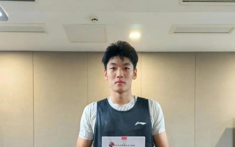 山东男篮官宣与克里斯续约与陈林坚以及5名小将完成签约