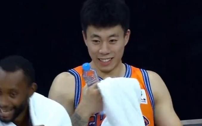状态不俗,张镇麟上海首秀15分钟4中3得6分6板1助2帽+空接爆扣
