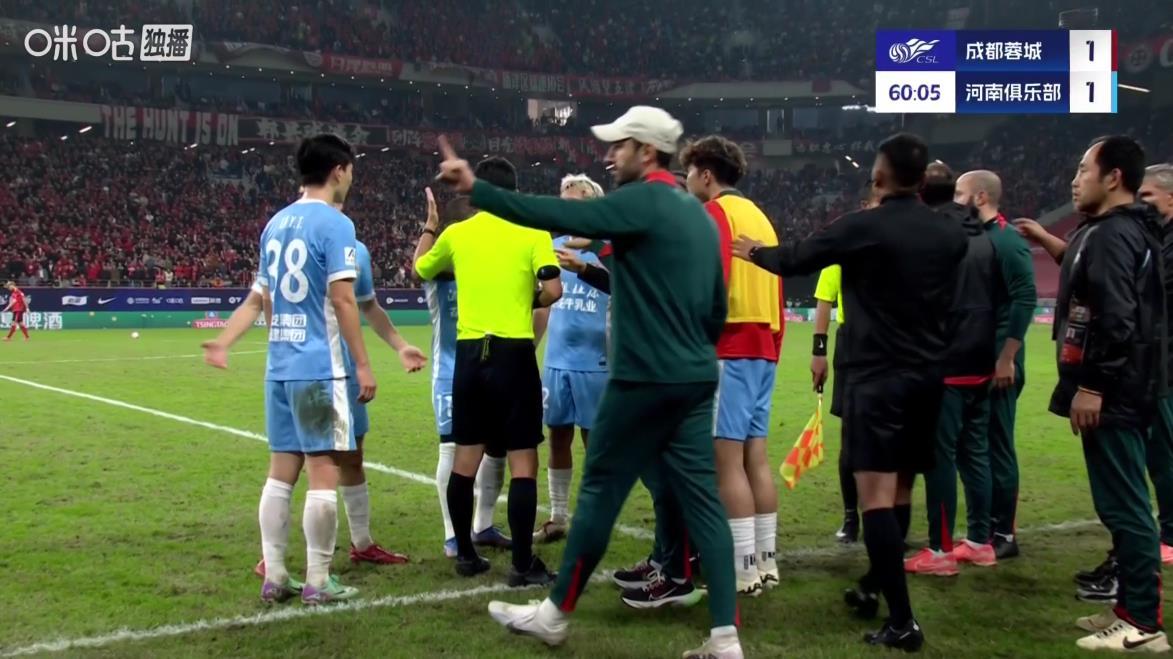 成都蓉城球迷再给俱乐部惹祸！歧视行为或让蓉城遭受至少50万重罚