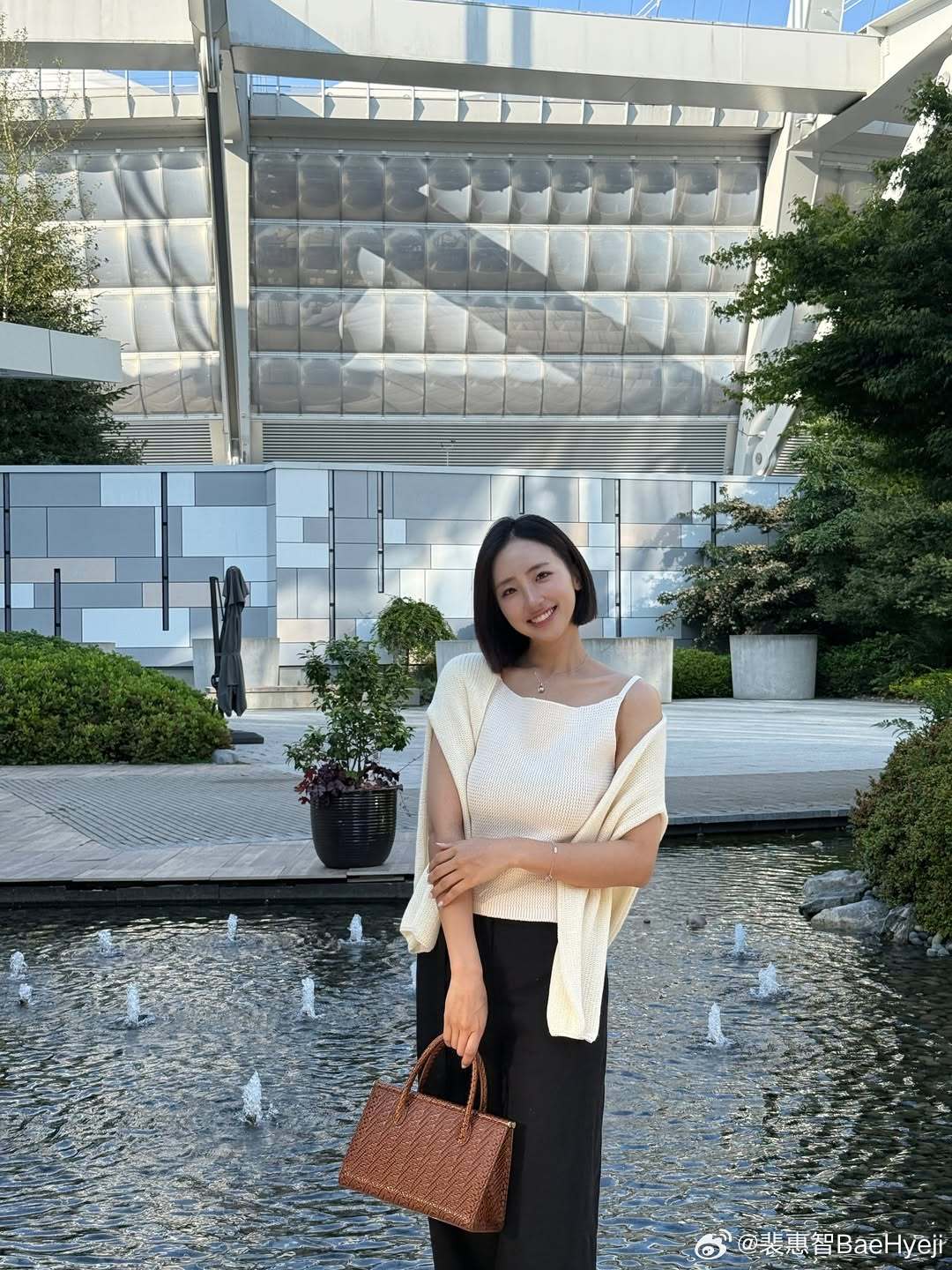 LCK美女主持裴惠智晒照：MSI只剩下两天啦，太期待这次的比赛了