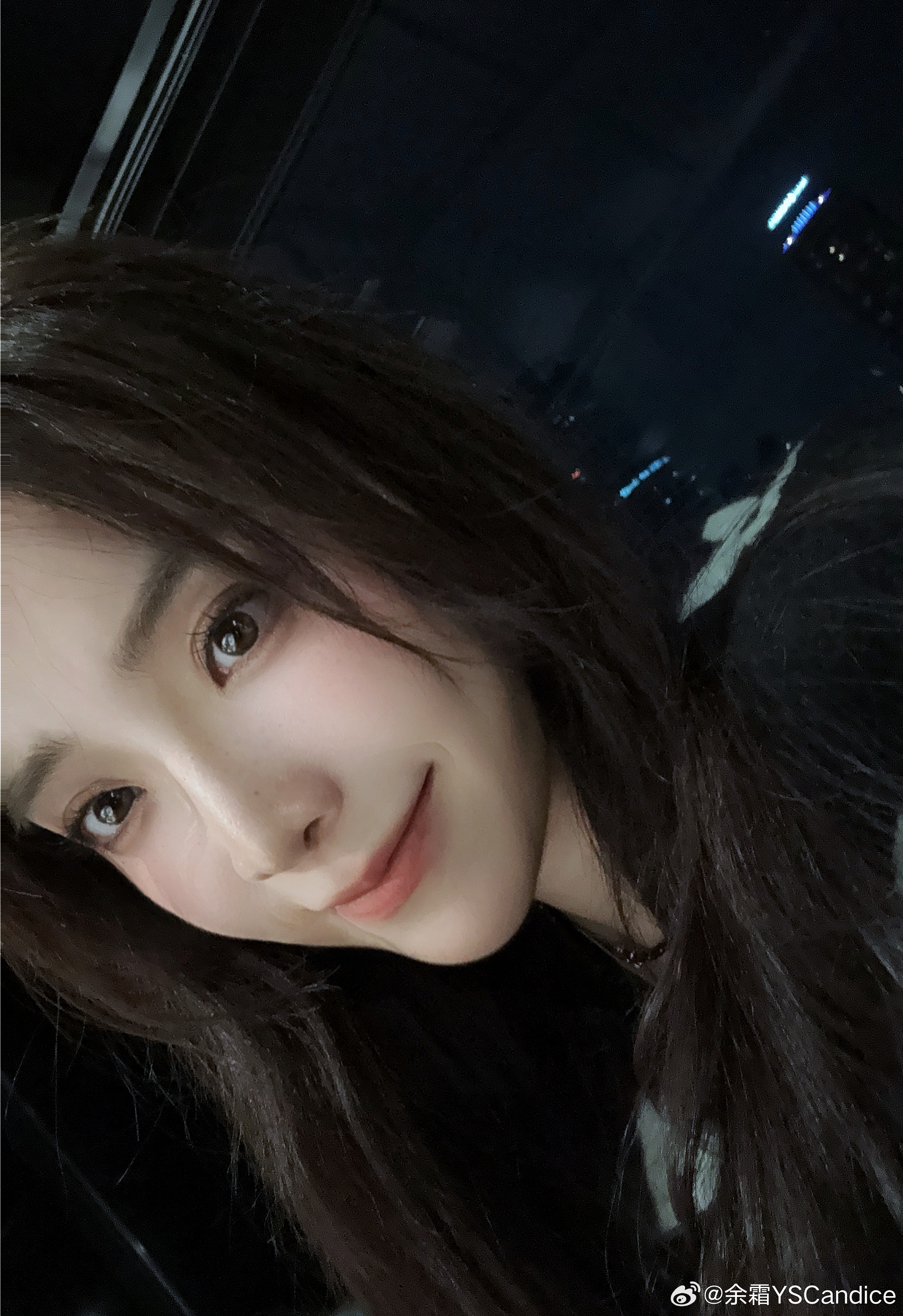 LPL女主持人余霜深夜分享车内自拍：Na！