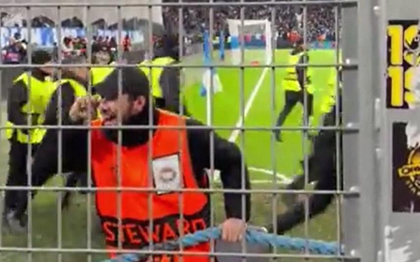 纽卡欧冠客战输马赛,球场一保安对着客场球迷庆祝+做哭脸