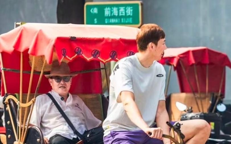 男篮第一中锋蹬三轮拉客2米17周琦干起副业网友：为退役谋出路