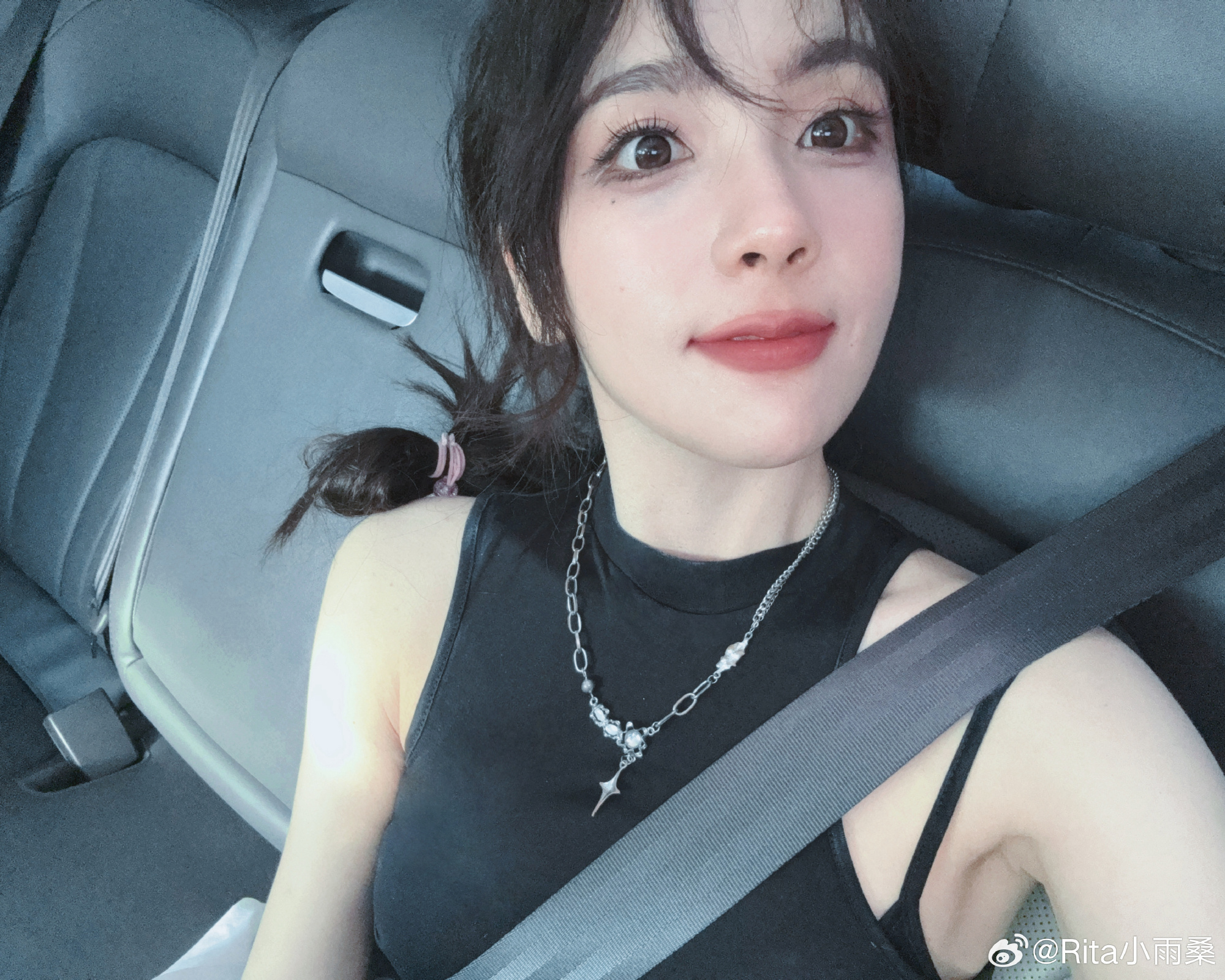 LPL美女解说Rita分享自拍：好堵！我急了，顺便自拍了