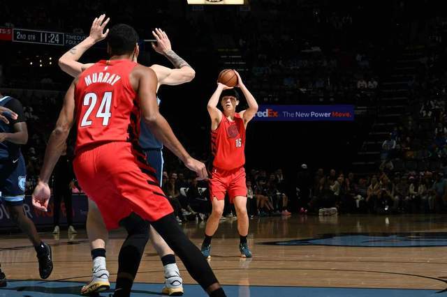 杨瀚森回应首次首发:上半场缩手缩脚发挥不咋地,向伊迪学习生存