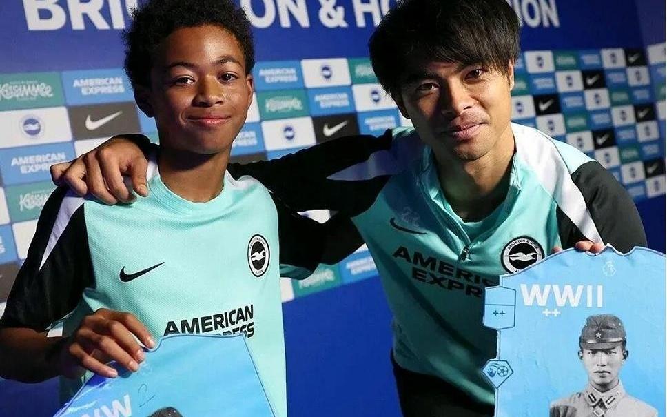 英超日本国脚与战犯照片合影，其俱乐部比赛在中国照常直播引球迷不满，咪咕客服回应