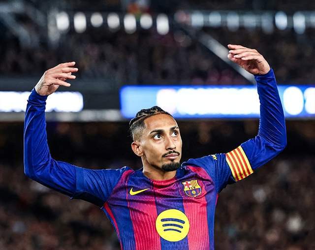 巴萨9000万巨星救主:单刀打空门亲吻队徽!4万人鼓掌致敬