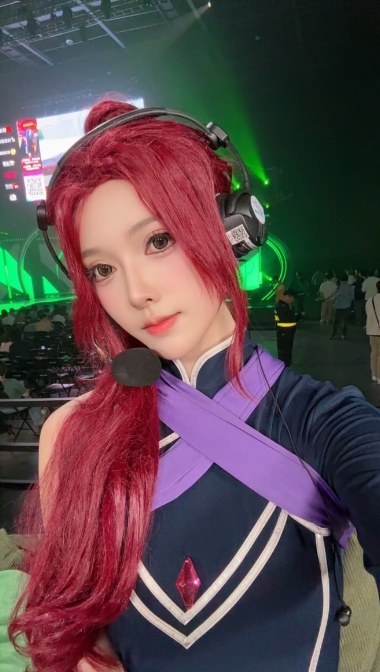 DOTA2解说蛋糕晒照：久违的线下赛中途还切了个皮肤嘻嘻
