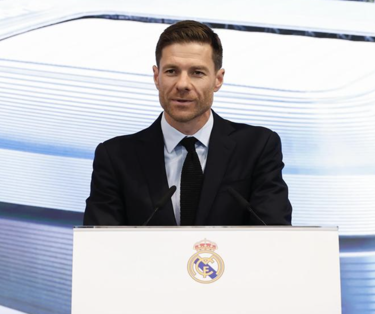 枯坐板凳!皇马21岁前锋受委屈:夺得世俱杯金靴,却被阿隆索弃用