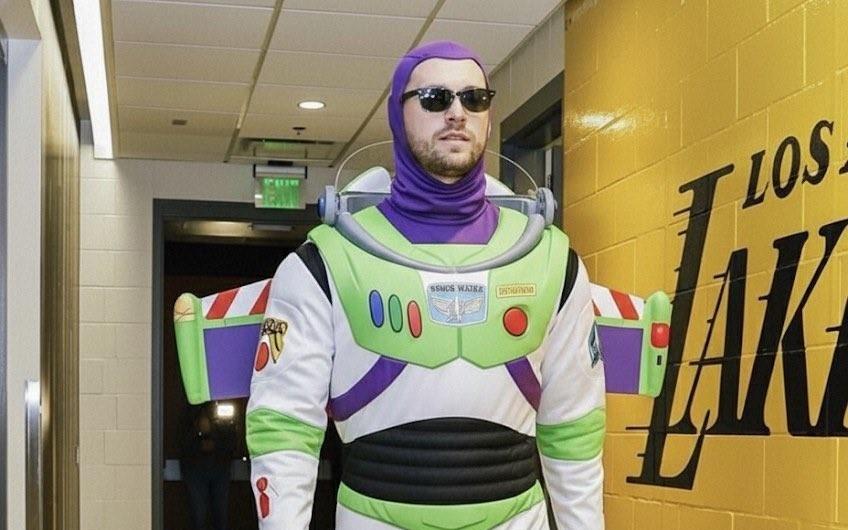 东契奇今日NBA杯迎来复出,赛前装扮成巴斯光年入场