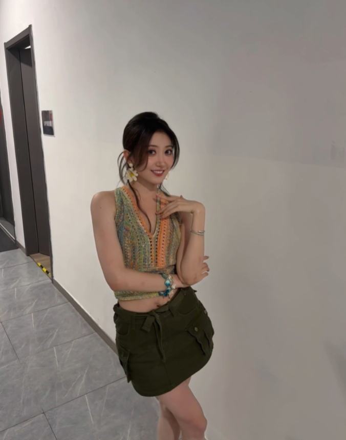 无畏契约美女主持V嘉晒照：王姐热带