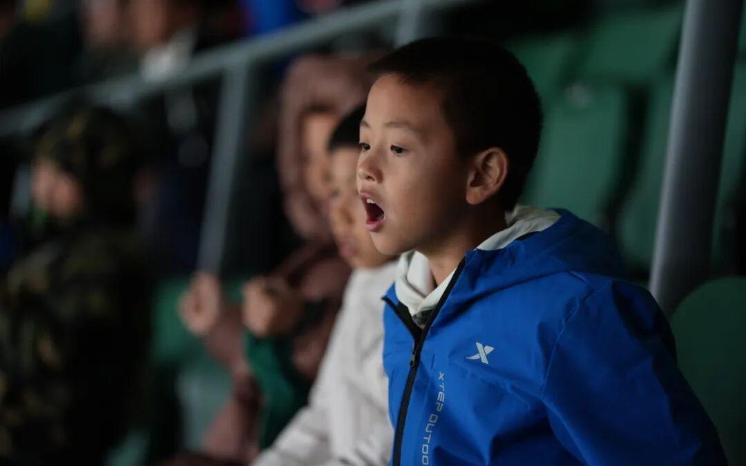 班超进中超!40名足球少年亮相职业赛场