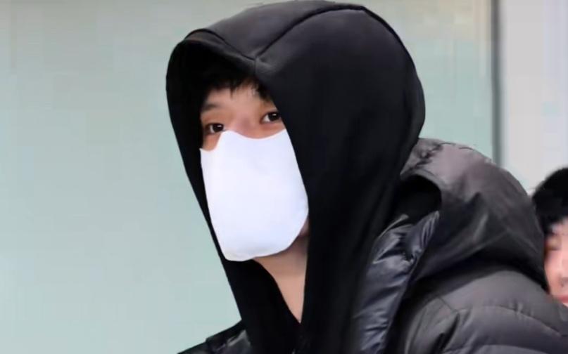 男篮回国!周琦曾凡博戴帽子,程帅澎一瘸一拐,全队心情低落!