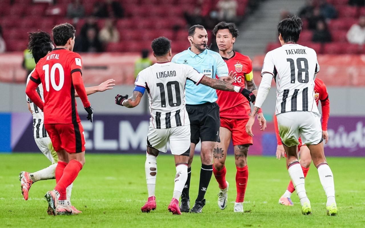 海港主场3球惨败，球员笑得合不拢嘴，