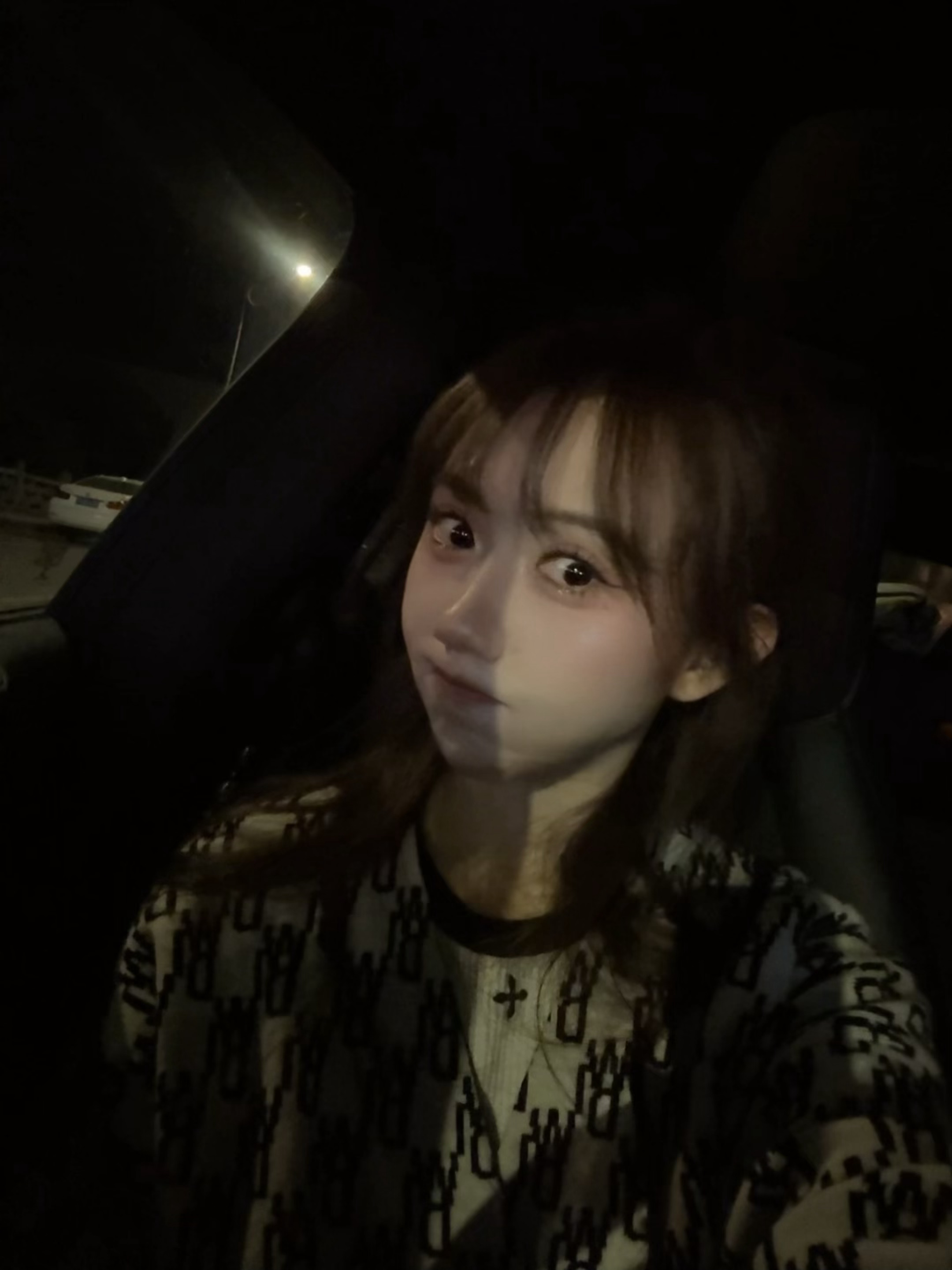 女主持人Baobao晒照：四月就要结束，我最爱的夏天就要来咯