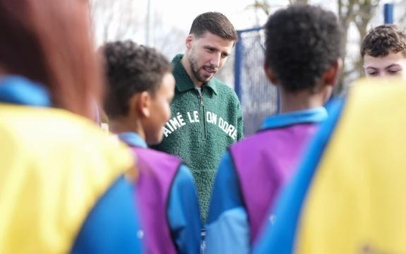 官方:鲁本因对社区工作的贡献获得PFA西北足球奖社区冠军