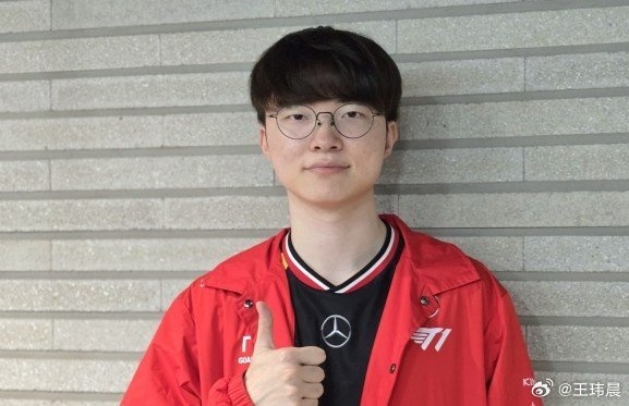 媒体人谈Faker祝贺Uzi：全球各赛区都恭喜只有我们这里环境特殊