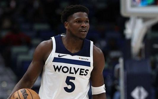 爱德华兹连续6场砍下30+！追平乐福并