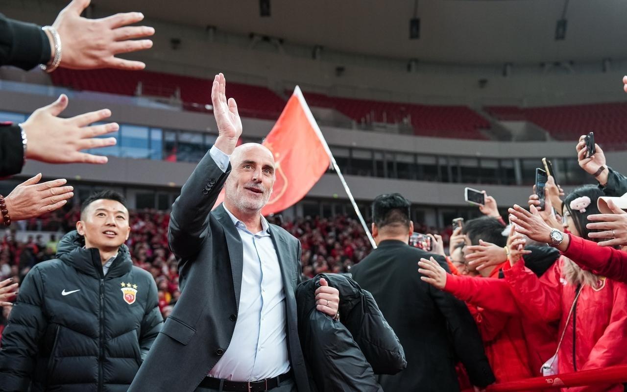 中国足球又现“暗箱操作”中游球队主帅获得最佳，世界足坛耻笑