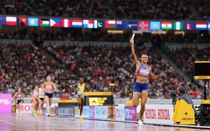 女子4x400米接力：美国队3分16秒61打
