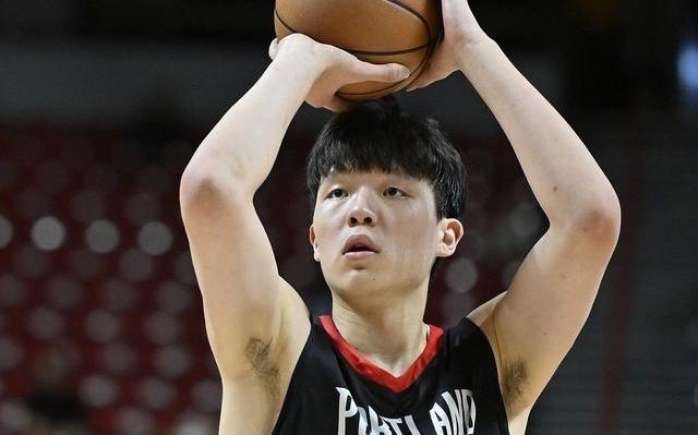 比卢普斯吹爆杨瀚森他球感很棒球商超高第一天训练表现很不错