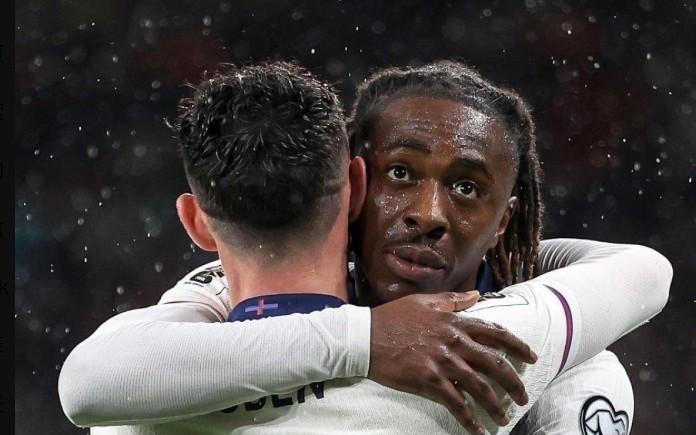 埃泽英格兰队生涯前3进球均为替补打进，为凯恩后第二人