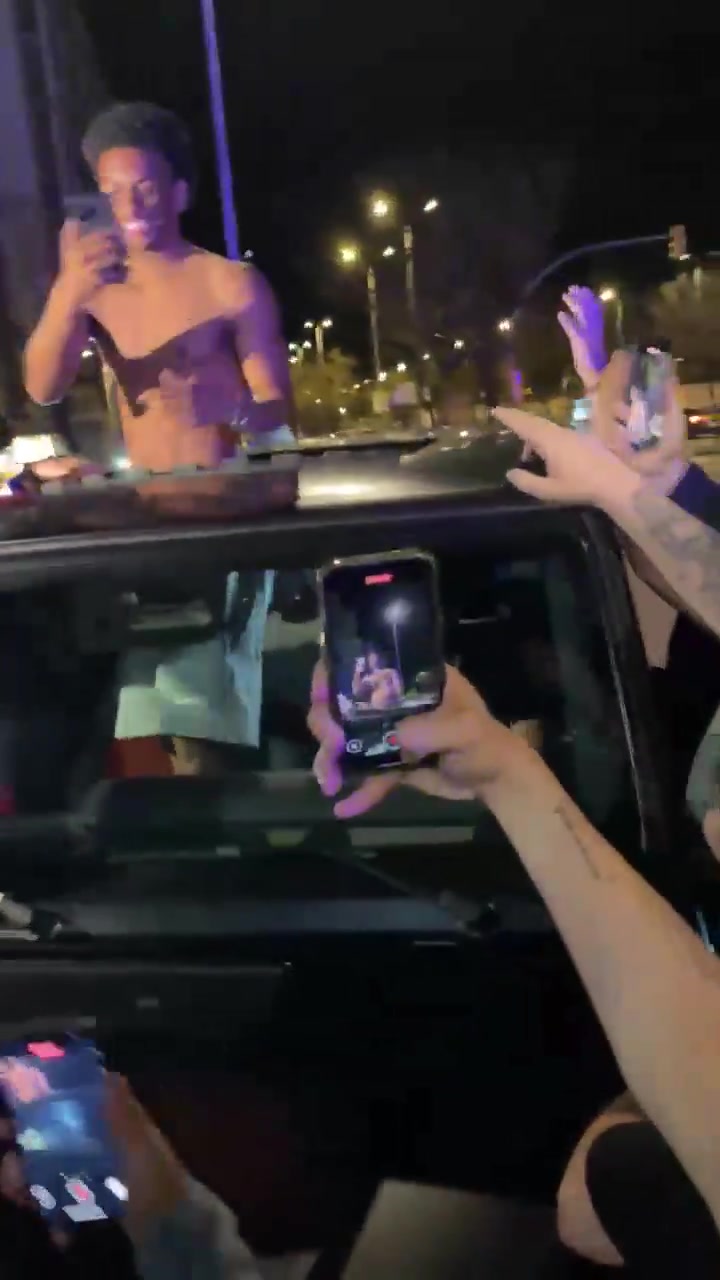 开心！巴尔德赤裸上身探出车子天窗，与巴萨球迷一起庆祝