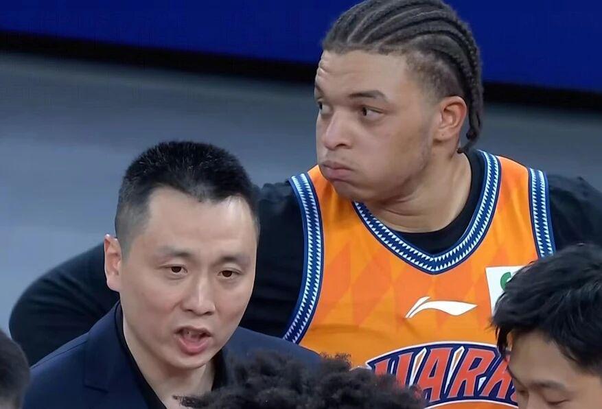 上海男篮突发坏消息！洛夫顿表态1个月后离队，或重返NCAA打球