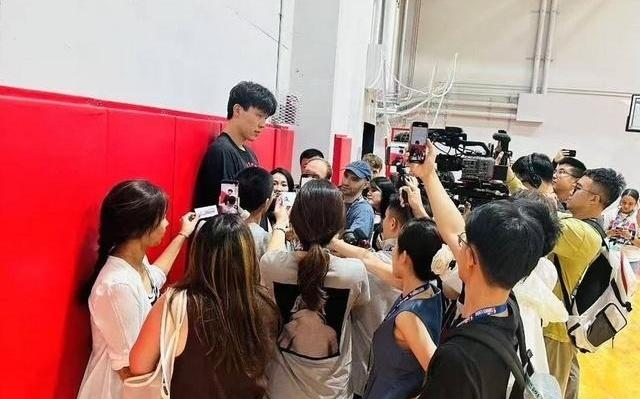 开拓者队记:杨瀚森迅速跌出轮换阵容,当初选他的意义何在