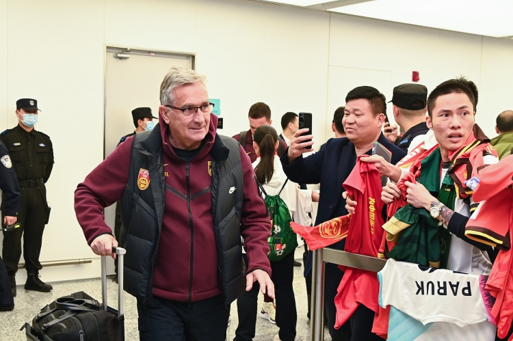 澎湃：新一期国足大名单最快本周末后公布公布之后还会微调