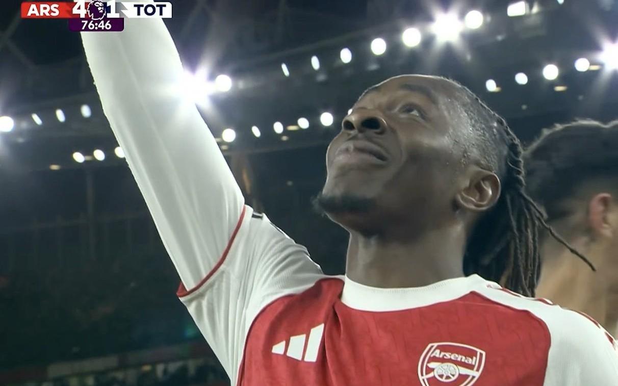 自2年前的恩凯蒂亚以来，埃泽是首位英超戴帽的阿森纳球员