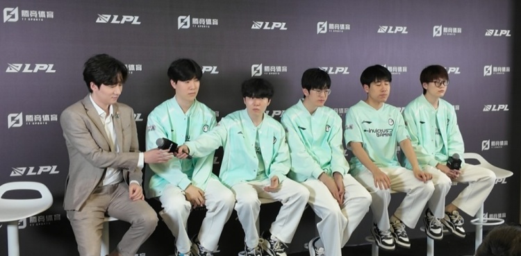 iG赛后群访教练：大比分输掉很惋惜和可惜会针对不足之处去调整