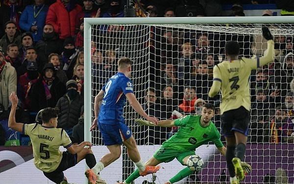 欧冠：阿劳霍染红切尔西3比0巴塞罗那