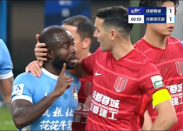 恐遭罚蓉城球迷朝河南外援竖中指+学猴叫致其崩溃!比赛险中断