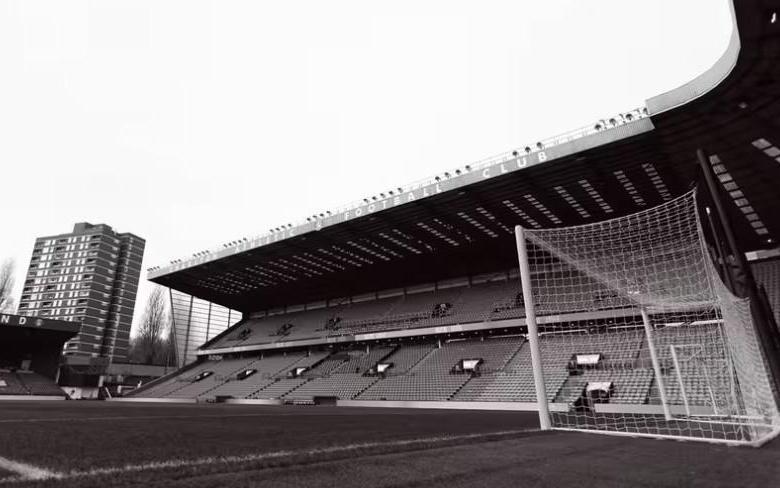 查尔顿官方:一名主队球迷在看台突发疾病去世,比赛已取消