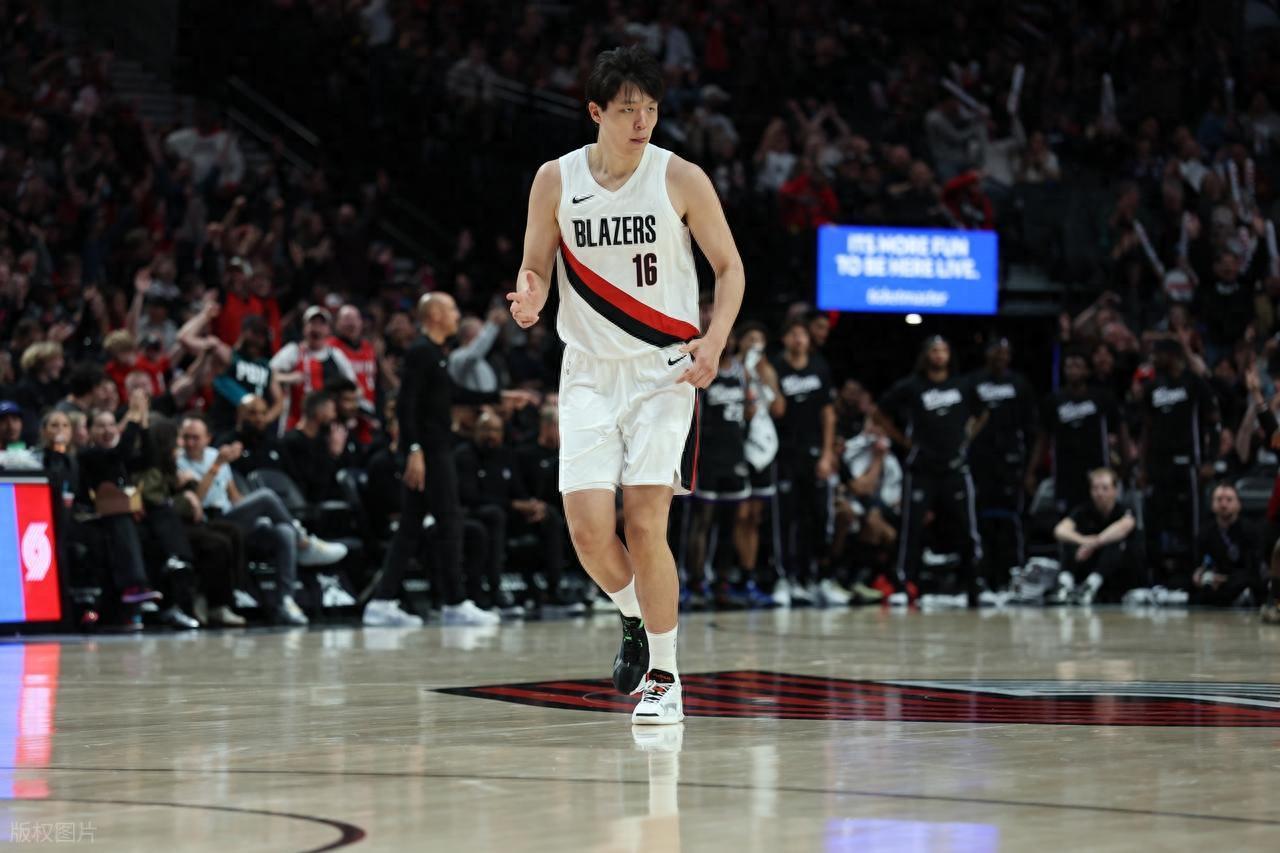 杨瀚森征战NBA形势大好，华裔富豪财团入股开拓者，身家高达542亿