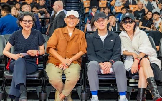 NBA中国赛现场：阿里“三巨头”罕见同框，门票炒至5倍，VIP票遇冷