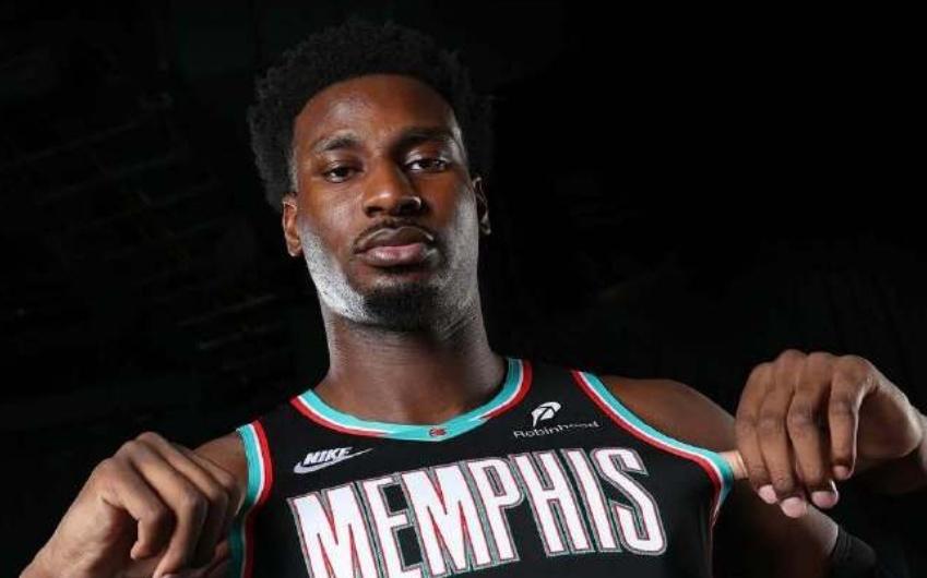 三大中锋全部倒下！NBA最惨球队，真没内线了！