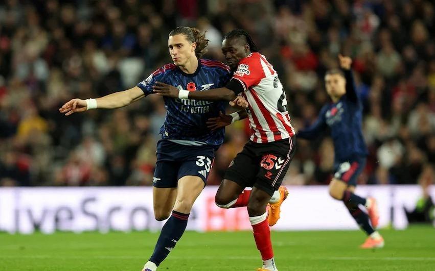 豪门翻车夜!曼联绝平热刺,拜仁16连胜终结,阿森纳无缘英超神迹