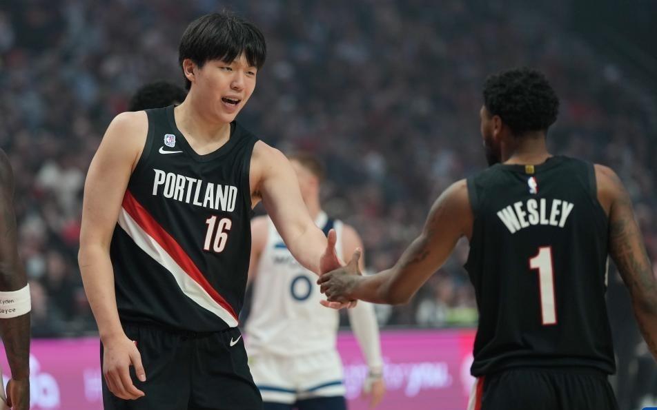 体坛快评首次枯坐板凳一整场,杨瀚森体会到了NBA的残酷